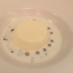 レストラン・サカキ - 【デザート】ココナッツのブラマンジェタピオカのソース  2017.2