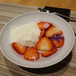 SUGALABO - 奈良産古都華イチゴと杏仁豆腐