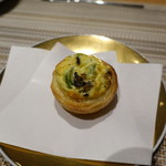 SUGALABO - アスパラ＆黒トリュフのキッシュ