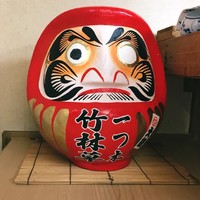 一つ木竹林草 - カウンターの必勝(？)だるま。不思議と板前さんのこのお店にかける愛情と意気込みが感じられます。