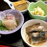一つ木竹林草 - だし巻き卵焼き・ポテトサラダ・鰯の煮付け・鯛のお刺身
                      お刺身は夜のメニューやランチでもメインにはしない部分をうまく使っているのかな。形こそよくないですが、量も質もかなり満足感があります。