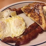 IHOP - 目玉焼き、ベーコン、フレンチトースト(Split Decision Breakfast)
