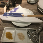 焼肉・冷麺 二郎 - 左の黄色はカレー塩です