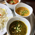 カーン・ケバブ・ビリヤニ - 3種の選べるカレー
      (上からF.フレッシュトマトてエビのカレー、
      E.ニリギリキーマカリ コルマ(ラムとチキンの合挽き肉)
      B.こだわり野菜のマドラカレー)