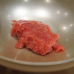 三谷 - 大間産のマグロの大トロのタルタル　Meursault Clos de La Barre 2004 Domaine des Comtes Lafon