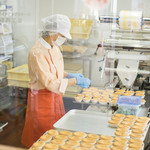 KUKURU SWEETS FOREST - シースルー工房ではフルーツパティシェが毎日仕込んでいます。