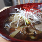 らーめん鴨屋 - 鴨、葱とも香ばしい焼き目が入っています