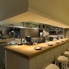 Osteria caiman table - 内観写真:御一人様歓迎のカウンター席。オープンキッチンで、作るところを見ながらお食事♪