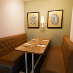 Osteria caiman table - ６名様まで座れるソファーBOX席