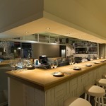 Osteria caiman table - 御一人様歓迎のカウンター席。オープンキッチンで、作るところを見ながらお食事♪