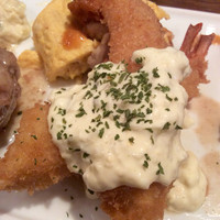 洋食 ヨコオ - エビフライとオムレツ。タルタルソースが美味。