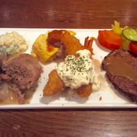 洋食 ヨコオ - 「スペシャルランチ」(1250円税込)。ライスと味噌汁付き。プレートの縁が低く気をつけないとこぼれてしまう。