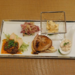 レンゲ - 前菜盛り合わせ　（クラゲと紫白菜の和えもの、生湯葉と椎茸の炒め煮、白子のマリネ　山椒とクリスタル マルドン塩で、自家製叉焼、四川風よだれ鶏）