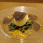 レンゲ - 契約農家からのチヂミ ホウレン草とポーチドエッグ　ミモレットチーズと黒トリュフを振りかけて