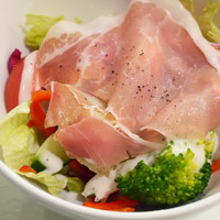 びいどろ 銀座店 - 生ハムとトマトのミックスサラダ