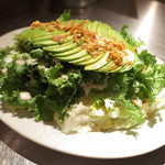 No.18ダイニングバー - 山葵菜とアボカドのシーザーサラダ(750円)