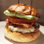 No.18ダイニングバー - ベーコンモッツァレラチーズバーガー(1350円)