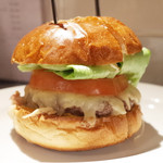No.18ダイニングバー - たっぷりエダムチーズバーガー(1300円)