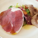 サンク・オ・ピエ - ジビエ尽くしのコース2017(6000円・外税)の対馬産イノシシの自家製スモークハムと自家製炙りパンチェッタのサラダ添え