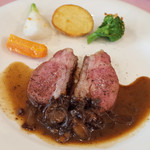 サンク・オ・ピエ - ジビエ尽くしのコース2017(6000円・外税)の対馬産イノシシの背肉(サーロイン)のロースト フォレスティエール風キノコのソース