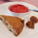 サンク・オ・ピエ - ジビエ尽くしのコース2017(6000円・外税)の栗粉とドライフルーツとクルミのケーキ、キャラメル・ショコラ、フランボワーズのソルベ