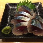 Tsukiji De Dondon - 生ビールセット¥700の刺身、しめ鯖。