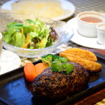 マジェール - 料理写真:ハンバーグセット　1400円　　数量限定、粗挽き牛肉100％使用のハンバーグは肉感たっぷり250ｇ！
噛みしめるほどに肉本来の旨さを堪能できる。セット（スープ・サラダ・パンまたはライス）が1400円とオススメ。
