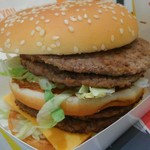 マクドナルド - メガマック、こんな感じです。