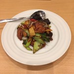 チャイニーズキッチン KURO - 合鴨の燻製と野菜の味噌炒め（１２００円）