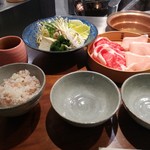 しゃぶしゃぶ 山笑ふ - 2017年1月：ランチAセット(\1500+税)牛肉50g+豚肉50gのしゃぶしゃぶ