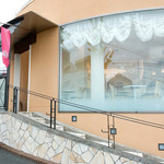 サン・ラファエル - 入口部分からは店舗のカフェが見えます。