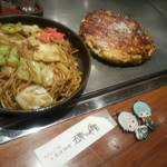 Okonomiyaki Goroppe Shokudou - 鉄板の上に置いてくれるので温かいまま食べられます