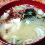 永楽食堂 - 味噌汁（豆腐とワカメ、布海苔）