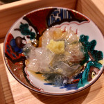 きなり - 豆皿いろいろおつまみ盛り 九種から、のれそれ（穴子の稚魚）のポン酢和え。