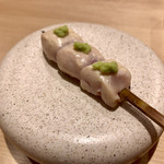 きなり - 串焼き-1：ササミわさび。ほんのりの火入れでトロリとした食感。わさびがやや甘めに感じるのも○。