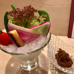 きなり - 口直し：野菜の盛り合わせ。目にも鮮やかな彩りに、シャレオツな盛り付け。