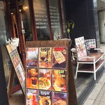 キッチンシュガー - 明るい店頭、暗めの店内