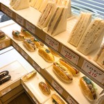 ミヤガワベーカリー - 綺麗に整列されております♪
