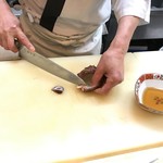 美よし野寿司 - 手際よくナマコを捌きます