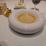 ラ・ベ - スープ：カボチャと甲殻類のヴルーテ　雲丹とカフェムース、ビスキュイモワロー
