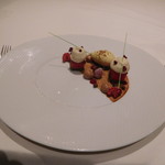 ラ・ベ - デザート：さいころチョコレート　バニラ風味　ラスベリーコンフィチュール　アールグレーティのムース