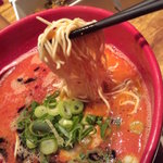 イップウドウ　タオ - 麺はこの通り特徴的。中細麺ｳｪｰﾌﾞ麺、ｽｸｴｱ断面の低加水率。