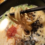 イップウドウ　タオ FUKUOKA - 特徴的な麺。太麺ﾁｮｲｳｪｰﾌﾞ平打ち麺､楕円形断面、高加水率。