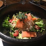 火no山 - ぱりぱり野菜とスモークサーモンのサラダ