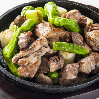 We offer "Daisan chicken black pepper Teppan-yaki" and a variety of other authentic Chinese Cuisine.