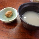 二八そば ひらい - 蕎麦湯…そのままで頂きます。底に蕎麦の実がたっぷり沈んでいます。梅干しが良く合いますね！美味しい〜