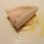 レフェルヴェソンス - 乳清でポシェすることで生に近い官能的な食感に。根セロリのクリームが軽やかで美味。