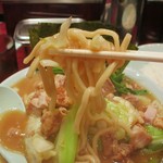 Yokohamaiekeiramenakabanehamaya - 麺は太縮れ系。