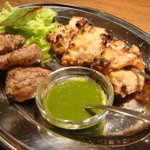 カッチャル バッチャル - （左）仔羊のスパイス焼き（右）ガーリックチキン