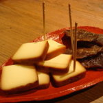 カッチャル バッチャル - （左）ペッパースモークチーズ （右）自家製ラムジャーキー